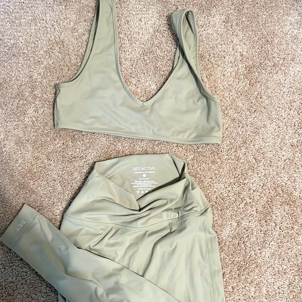 SET Active thistle sportbody bra and legging set sage light green sports bra